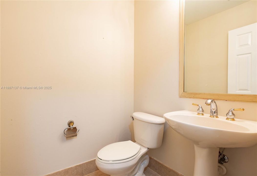 合同活跃: $4,700 (5 贝兹, 3 浴室, 3340 平方英尺)