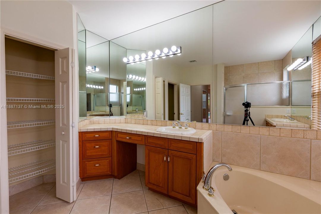 合同活跃: $4,700 (5 贝兹, 3 浴室, 3340 平方英尺)