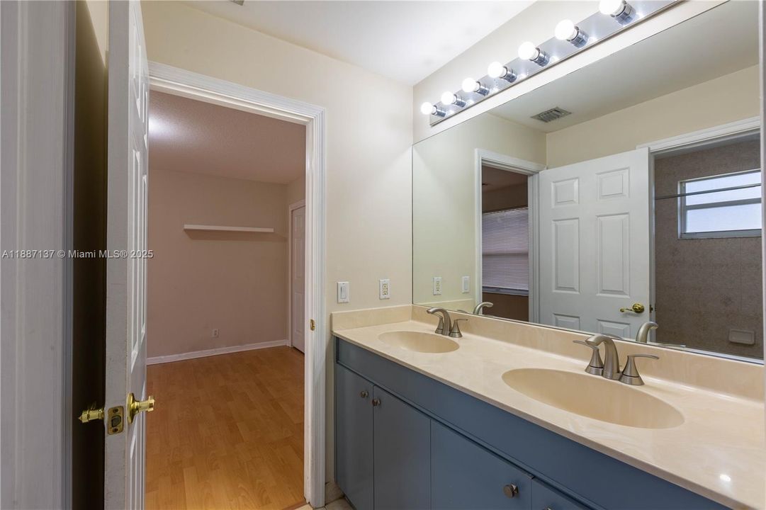 合同活跃: $4,700 (5 贝兹, 3 浴室, 3340 平方英尺)