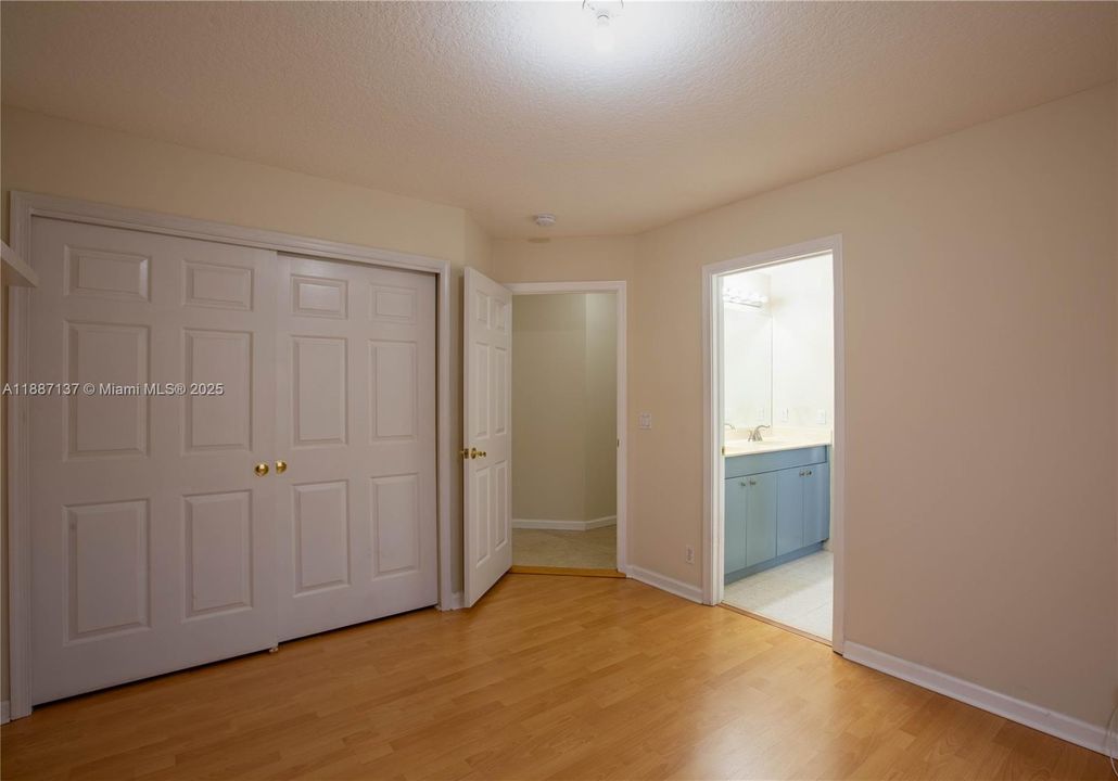 合同活跃: $4,700 (5 贝兹, 3 浴室, 3340 平方英尺)