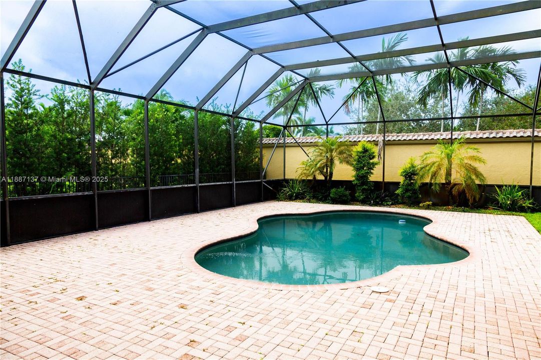 合同活跃: $4,700 (5 贝兹, 3 浴室, 3340 平方英尺)