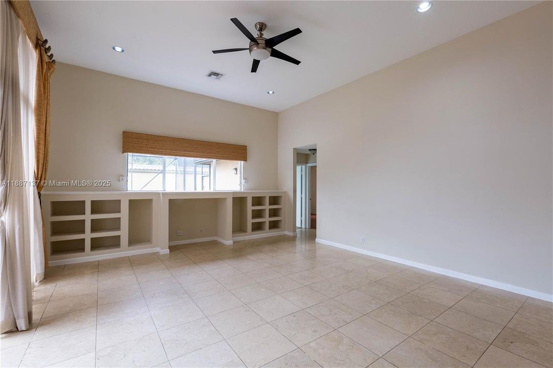 合同活跃: $4,700 (5 贝兹, 3 浴室, 3340 平方英尺)