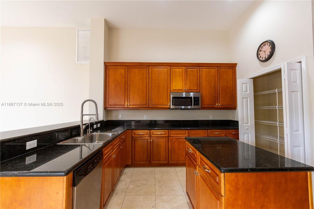 合同活跃: $4,700 (5 贝兹, 3 浴室, 3340 平方英尺)