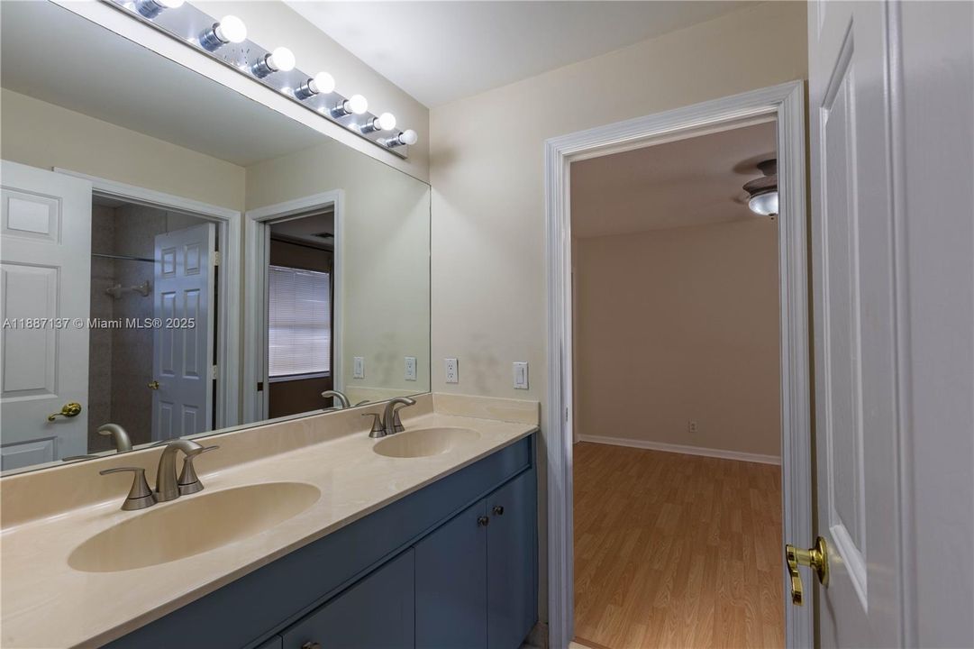 合同活跃: $4,700 (5 贝兹, 3 浴室, 3340 平方英尺)