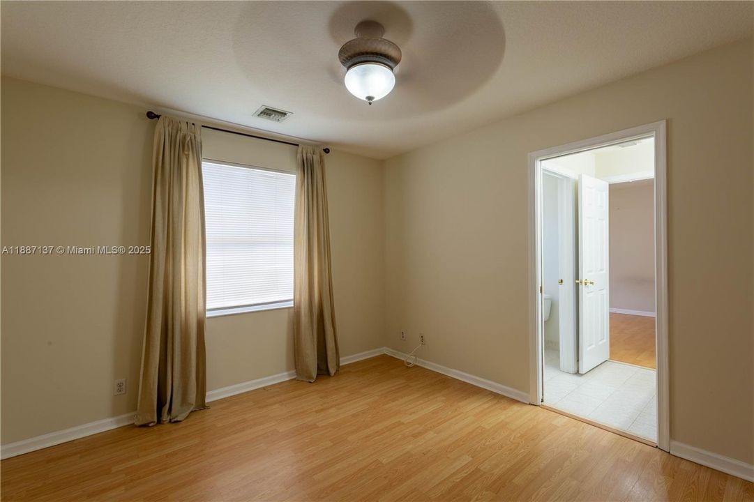 合同活跃: $4,700 (5 贝兹, 3 浴室, 3340 平方英尺)