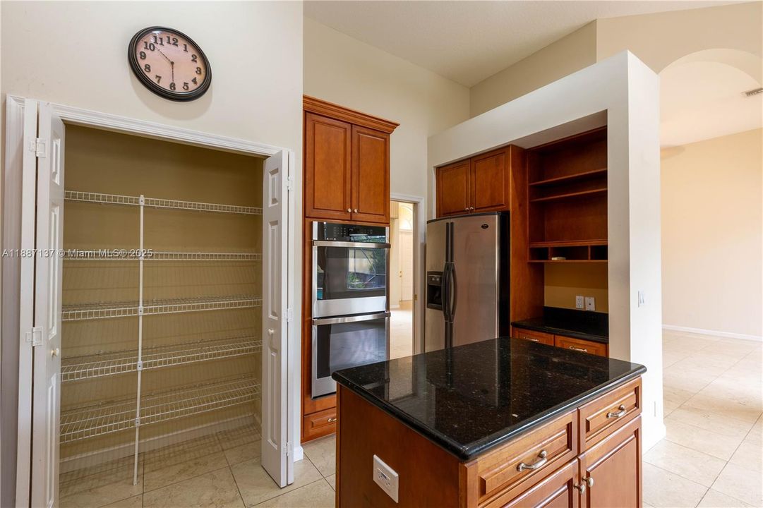 合同活跃: $4,700 (5 贝兹, 3 浴室, 3340 平方英尺)