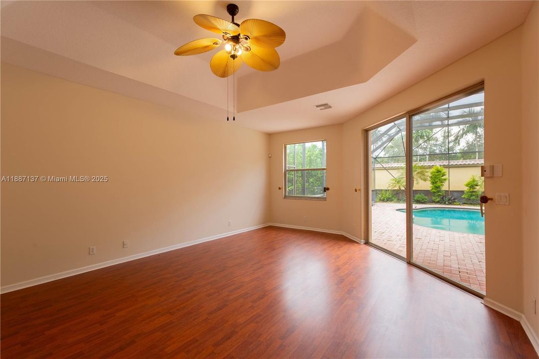 合同活跃: $4,700 (5 贝兹, 3 浴室, 3340 平方英尺)