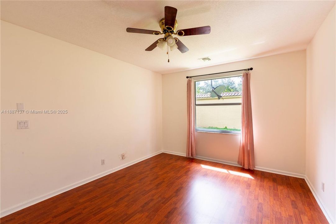 合同活跃: $4,700 (5 贝兹, 3 浴室, 3340 平方英尺)