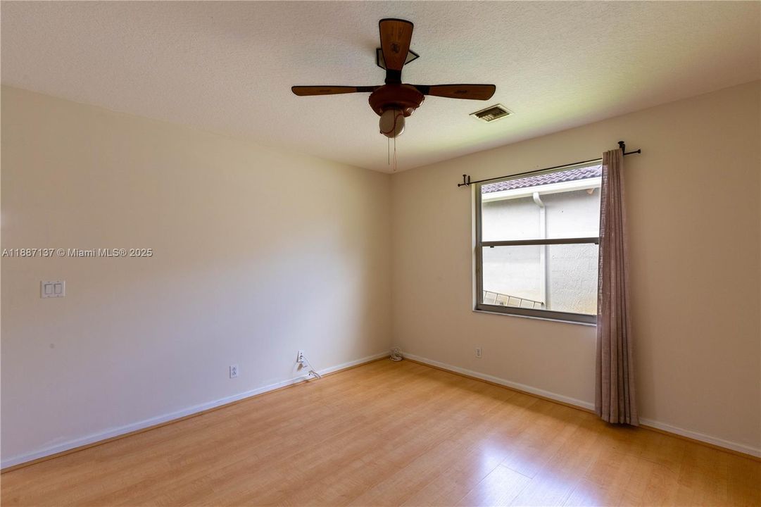 合同活跃: $4,700 (5 贝兹, 3 浴室, 3340 平方英尺)