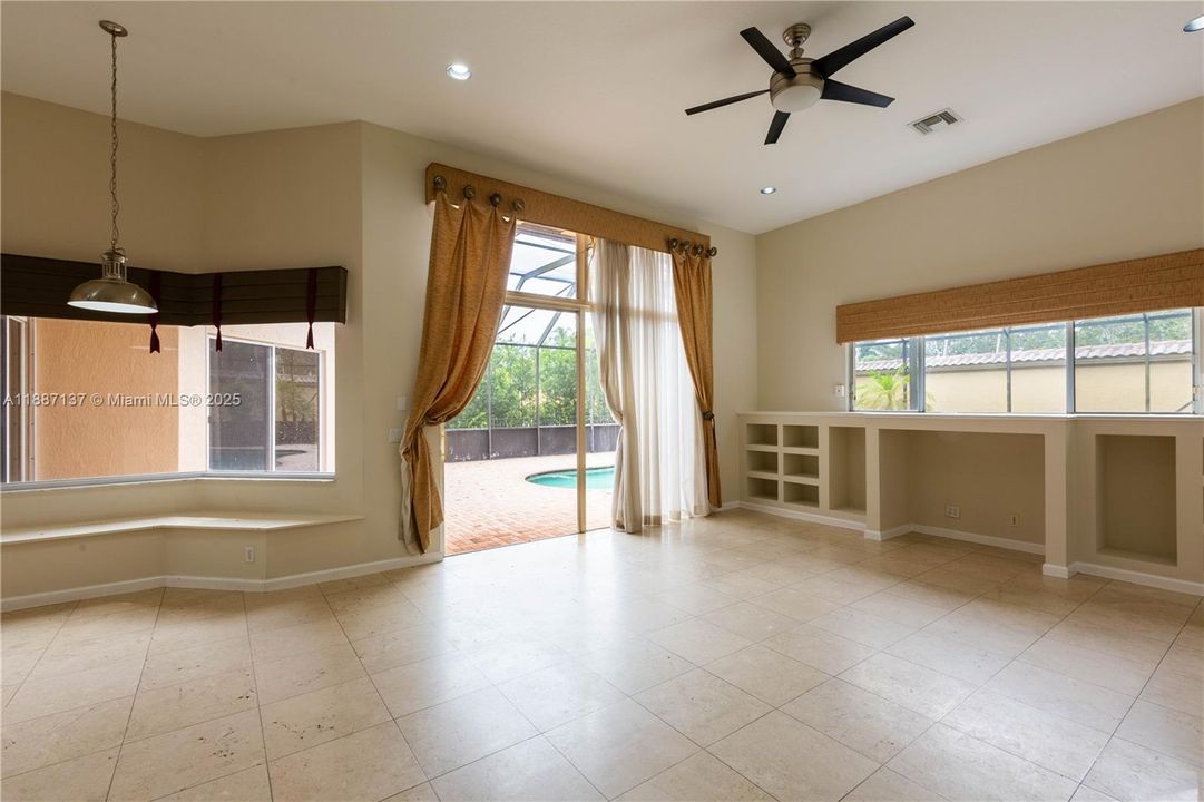 合同活跃: $4,700 (5 贝兹, 3 浴室, 3340 平方英尺)