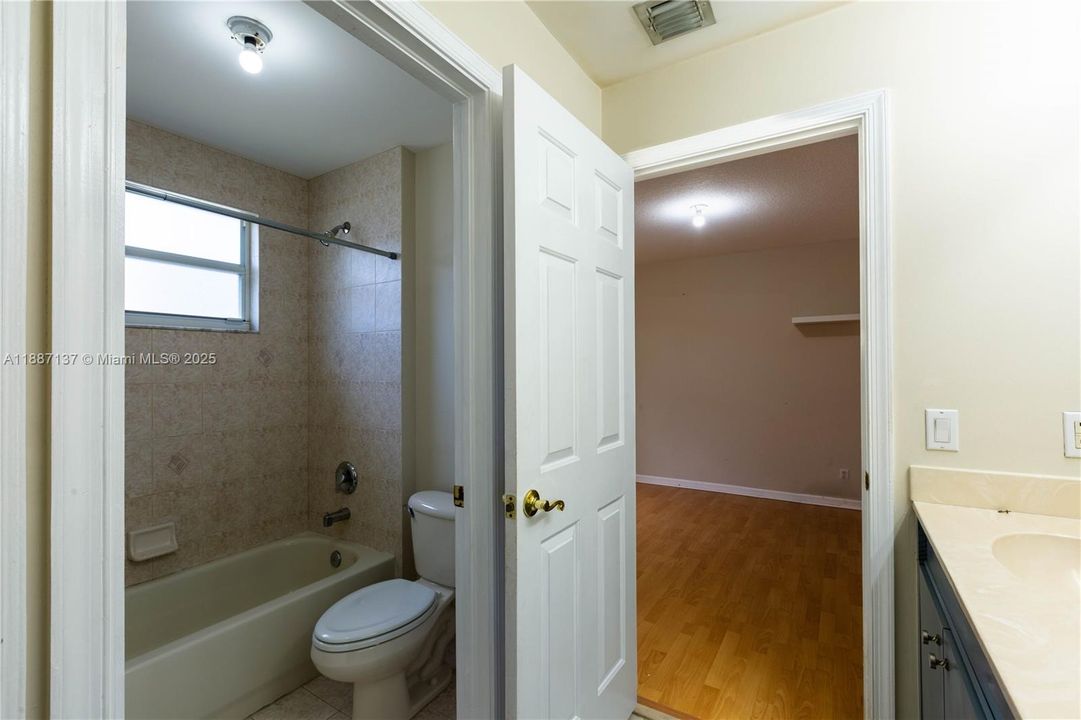 合同活跃: $4,700 (5 贝兹, 3 浴室, 3340 平方英尺)