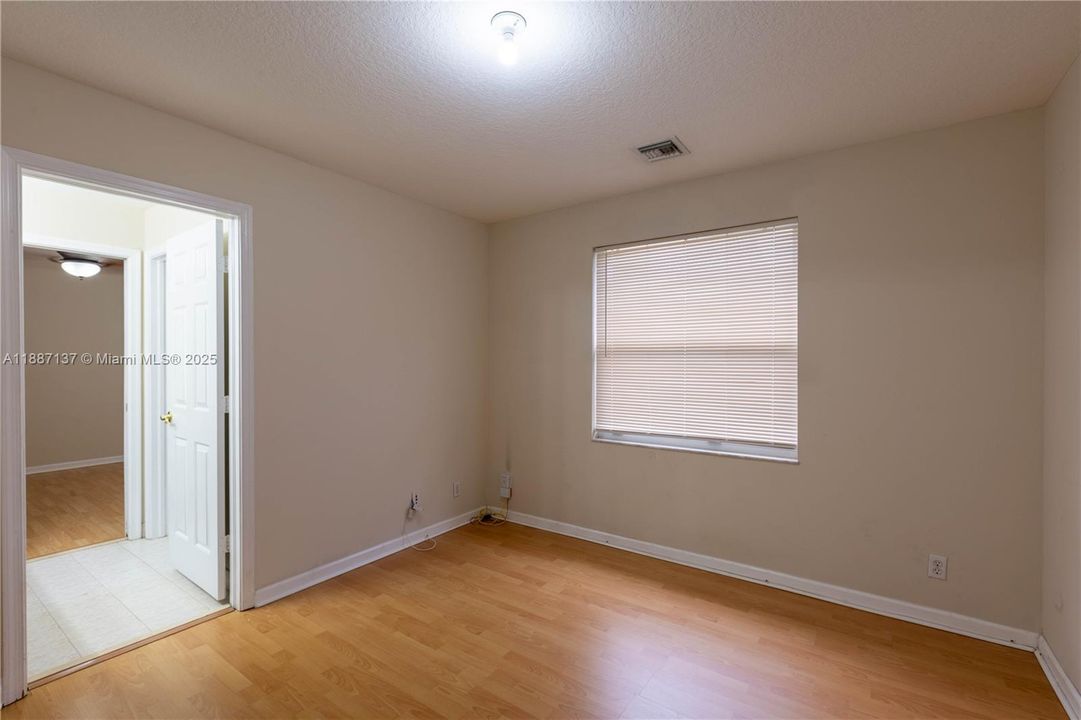 合同活跃: $4,700 (5 贝兹, 3 浴室, 3340 平方英尺)