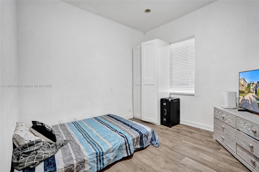 For Sale: $840,000 (5 beds, 3 baths, 3408 Square Feet)