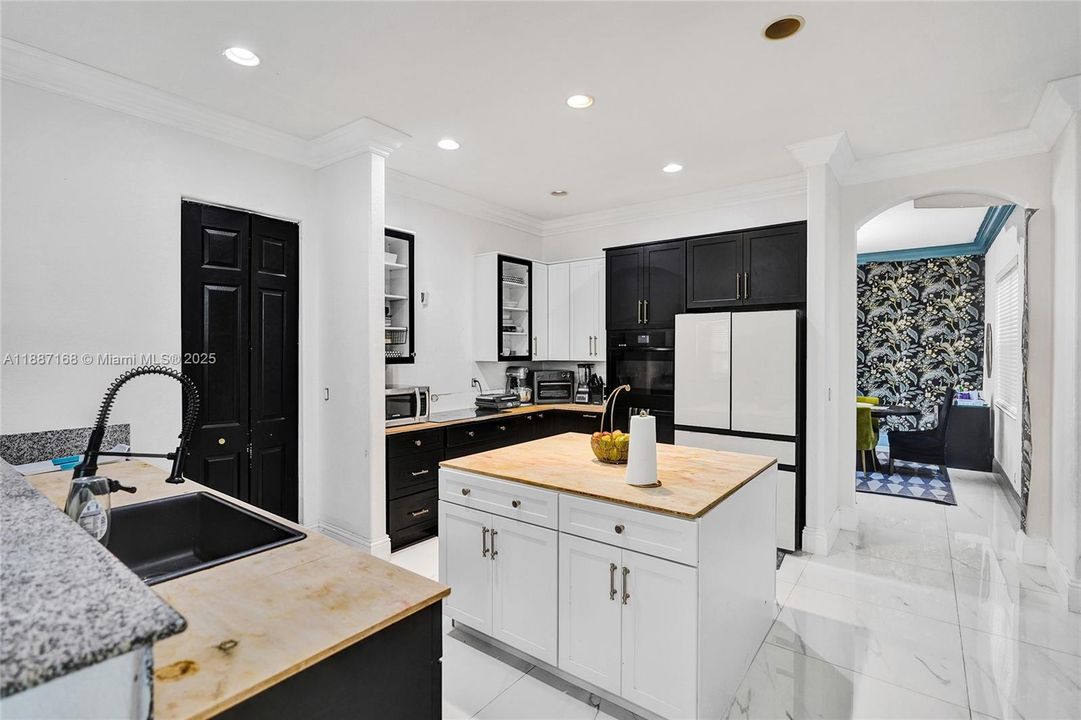 For Sale: $840,000 (5 beds, 3 baths, 3408 Square Feet)