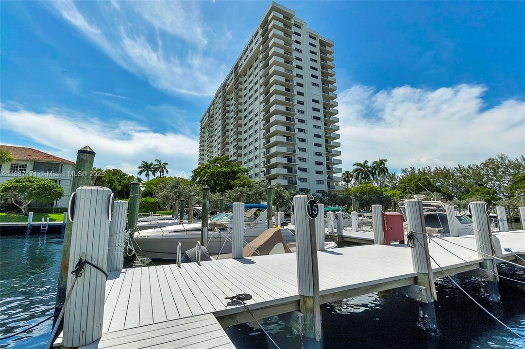 Active With Contract: $2,950 (2 beds, 2 baths, 1290 Square Feet)