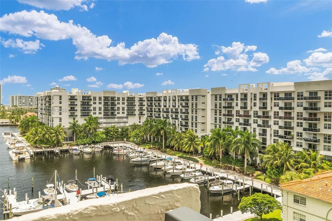 Active With Contract: $2,950 (2 beds, 2 baths, 1290 Square Feet)