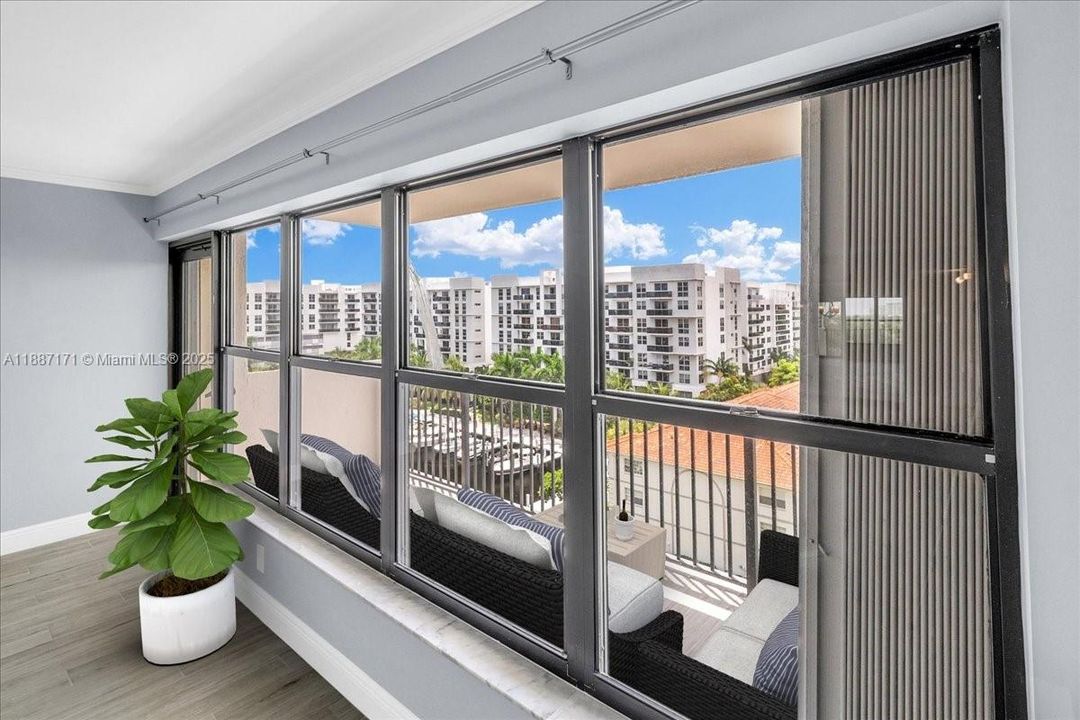 Active With Contract: $2,950 (2 beds, 2 baths, 1290 Square Feet)