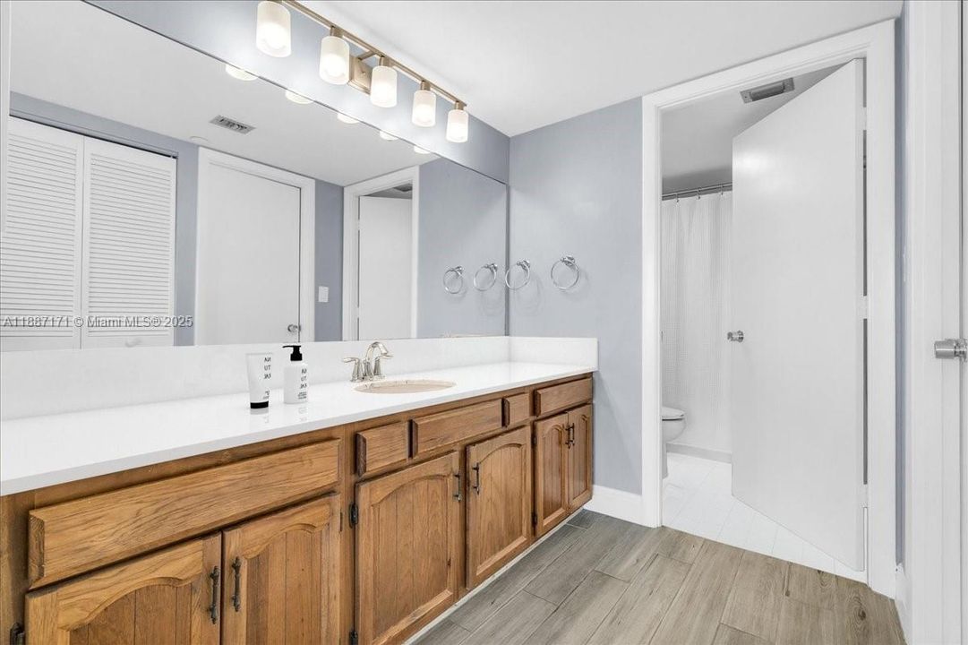 Active With Contract: $2,950 (2 beds, 2 baths, 1290 Square Feet)