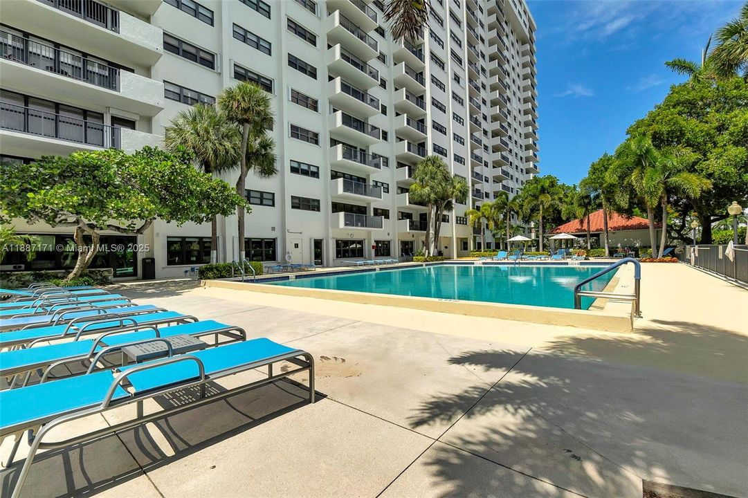 Active With Contract: $2,950 (2 beds, 2 baths, 1290 Square Feet)