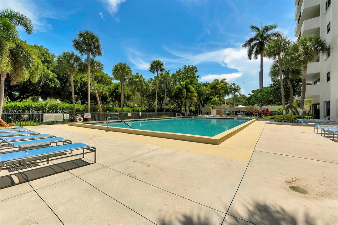 Active With Contract: $2,950 (2 beds, 2 baths, 1290 Square Feet)