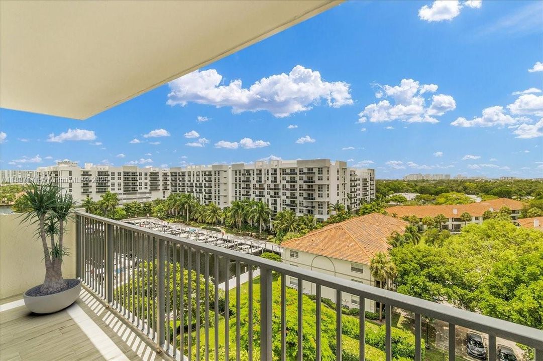 Active With Contract: $2,950 (2 beds, 2 baths, 1290 Square Feet)