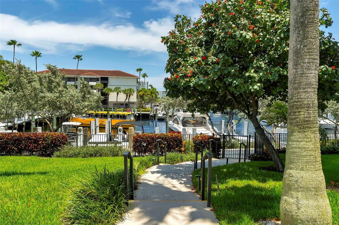 Active With Contract: $2,950 (2 beds, 2 baths, 1290 Square Feet)