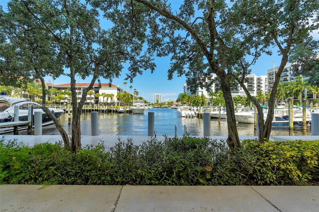 Active With Contract: $2,950 (2 beds, 2 baths, 1290 Square Feet)