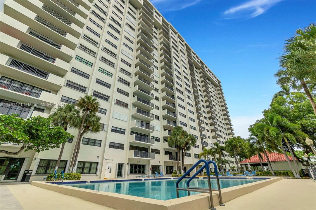 Active With Contract: $2,950 (2 beds, 2 baths, 1290 Square Feet)