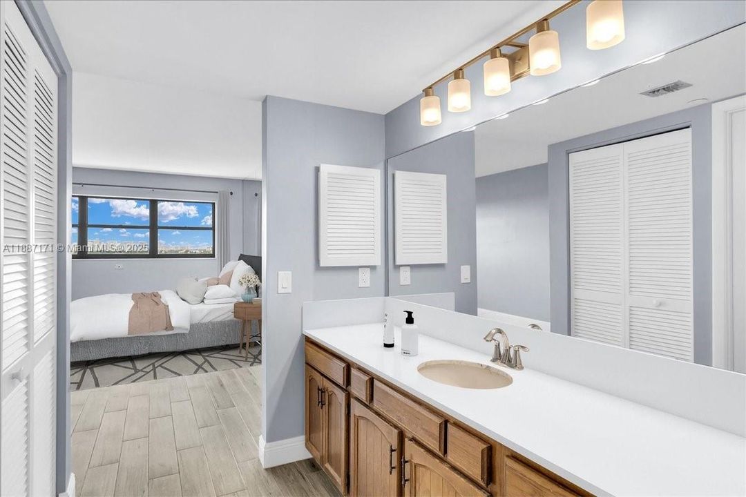 Active With Contract: $2,950 (2 beds, 2 baths, 1290 Square Feet)