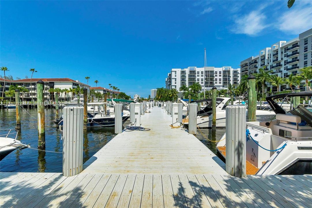 Active With Contract: $2,950 (2 beds, 2 baths, 1290 Square Feet)