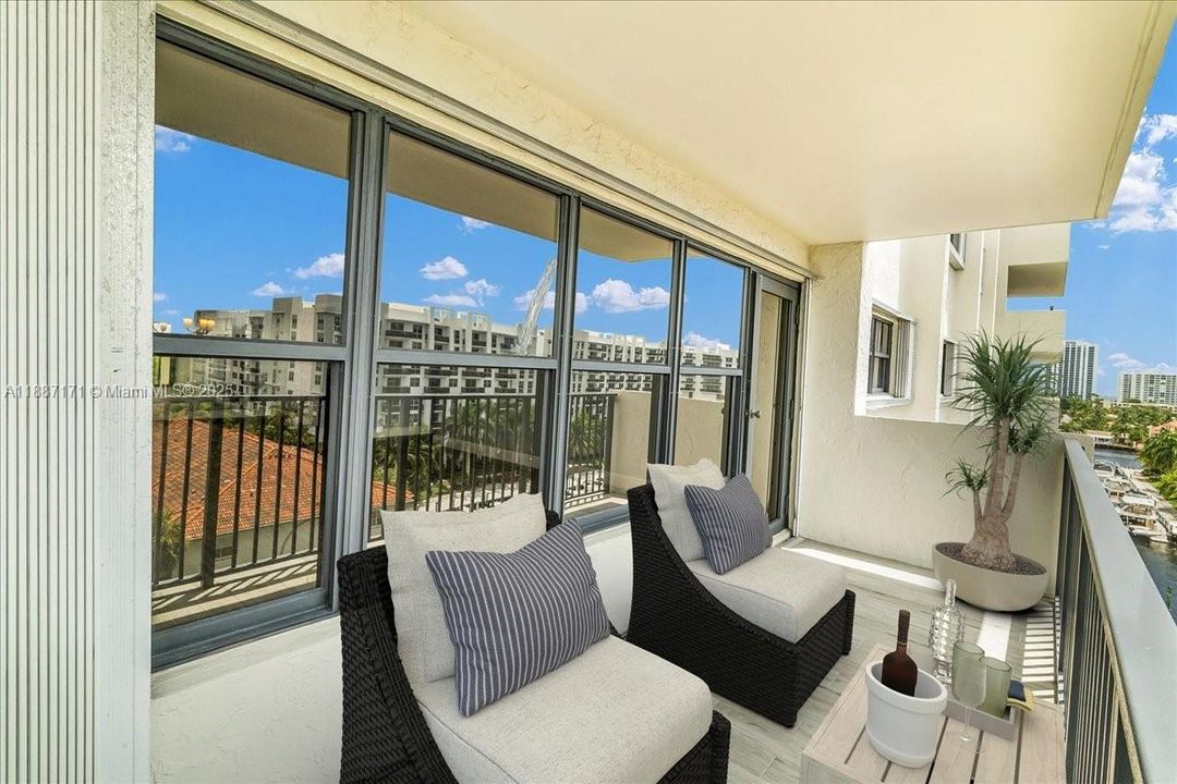 Active With Contract: $2,950 (2 beds, 2 baths, 1290 Square Feet)