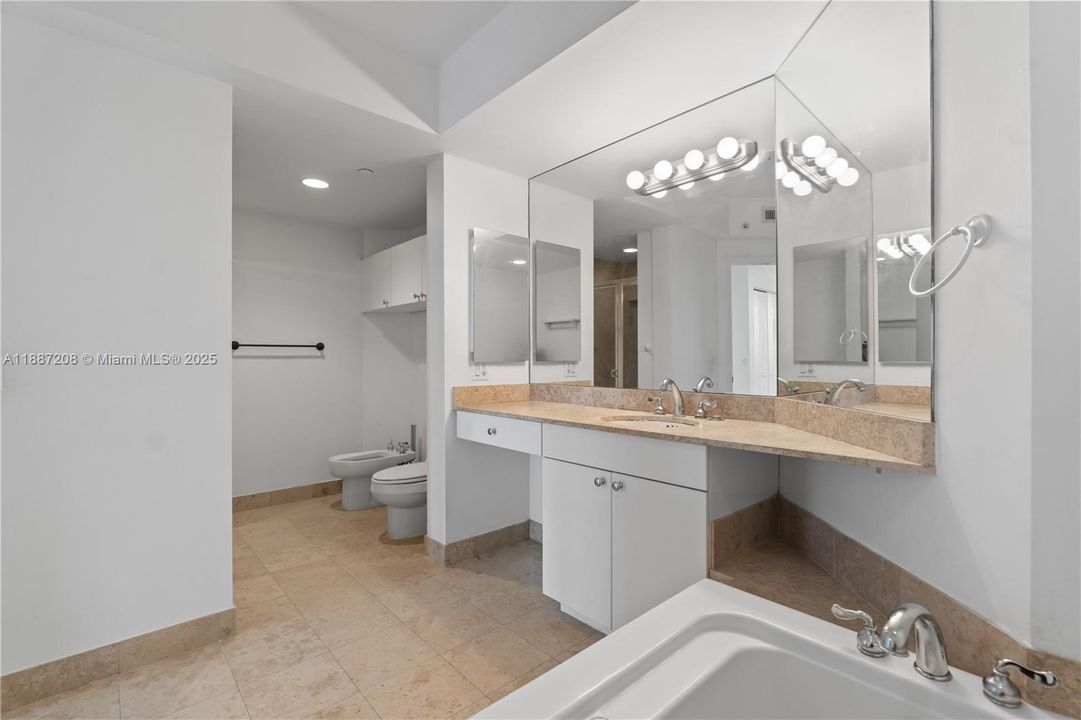 待售: $1,100,000 (1 贝兹, 2 浴室, 1100 平方英尺)