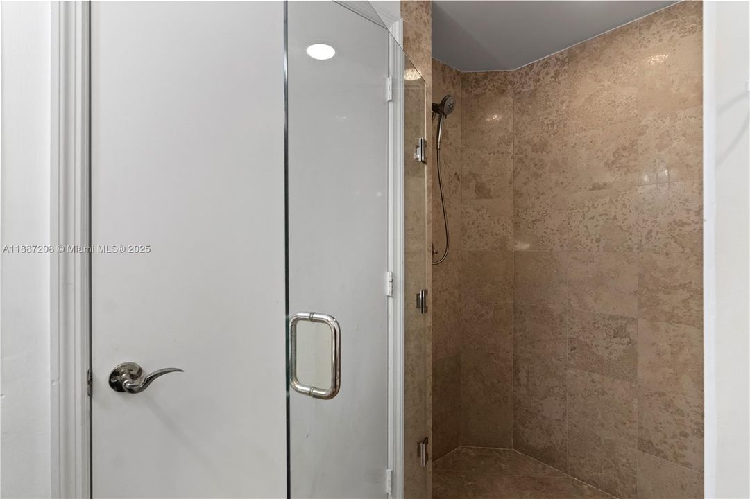 待售: $1,100,000 (1 贝兹, 2 浴室, 1100 平方英尺)