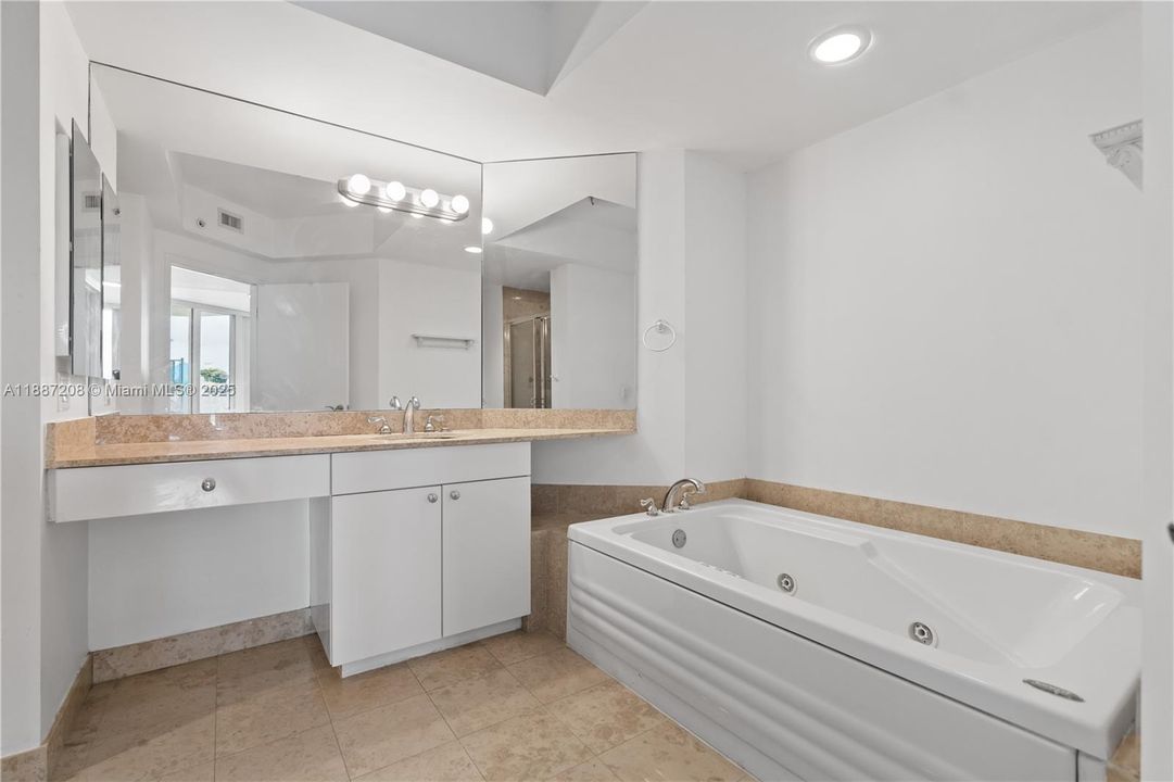 待售: $1,100,000 (1 贝兹, 2 浴室, 1100 平方英尺)