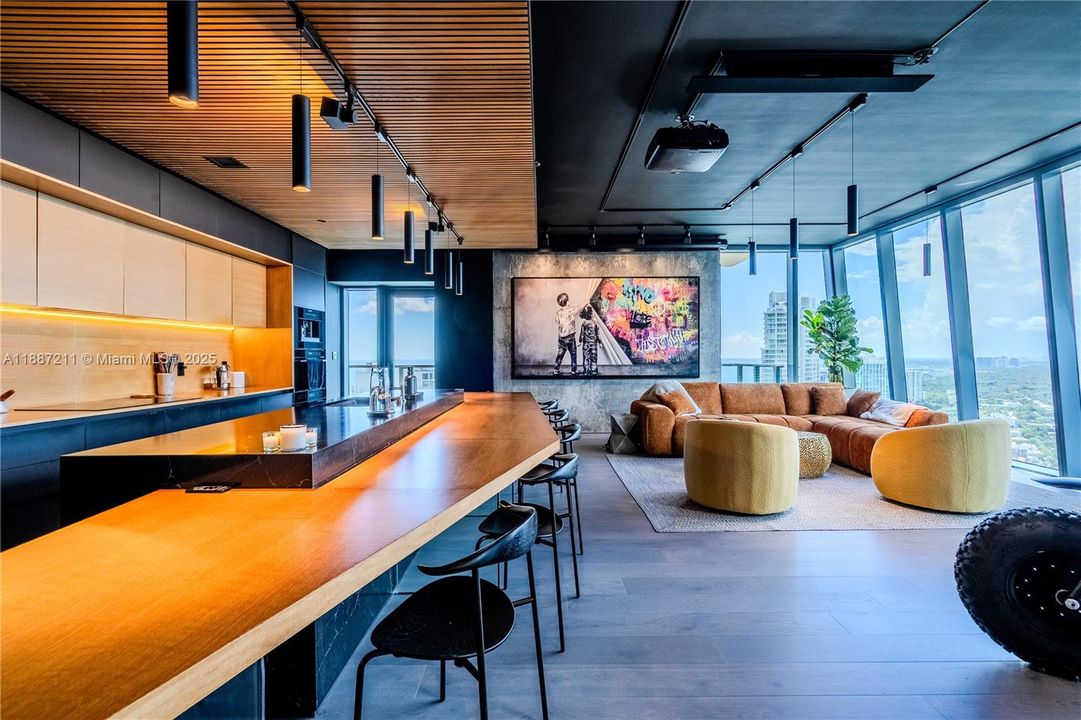 Activo con contrato: $4,450,000 (4 camas, 3 baños, 3012 Pies cuadrados)