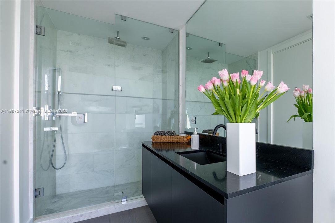 Activo con contrato: $4,450,000 (4 camas, 3 baños, 3012 Pies cuadrados)