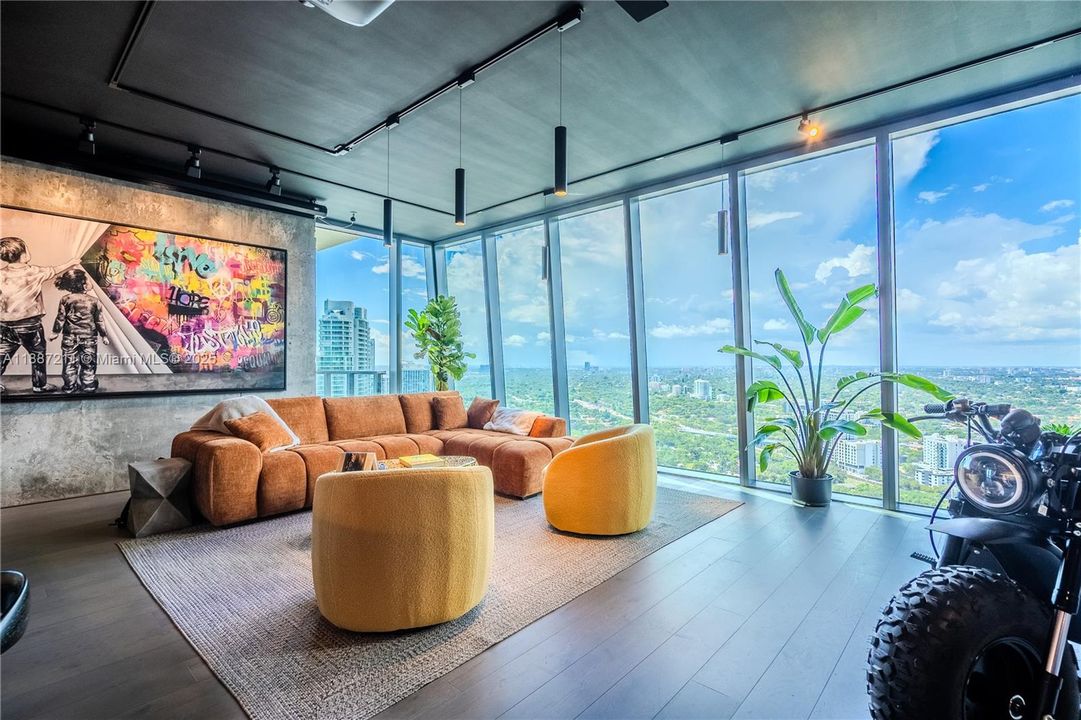Activo con contrato: $4,450,000 (4 camas, 3 baños, 3012 Pies cuadrados)