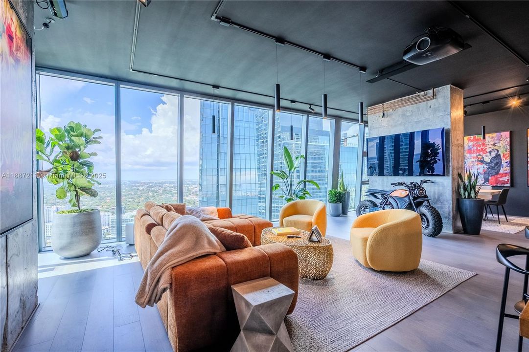 Activo con contrato: $4,450,000 (4 camas, 3 baños, 3012 Pies cuadrados)