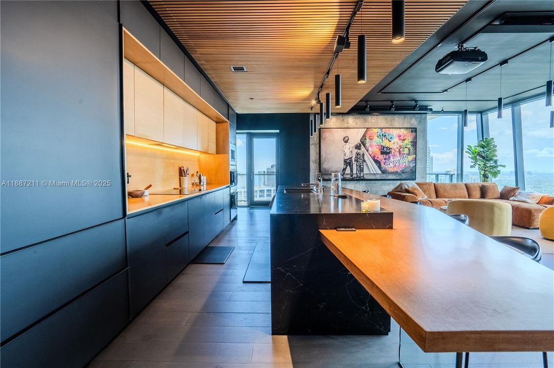 Activo con contrato: $4,450,000 (4 camas, 3 baños, 3012 Pies cuadrados)