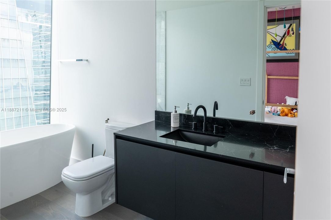 Activo con contrato: $4,450,000 (4 camas, 3 baños, 3012 Pies cuadrados)