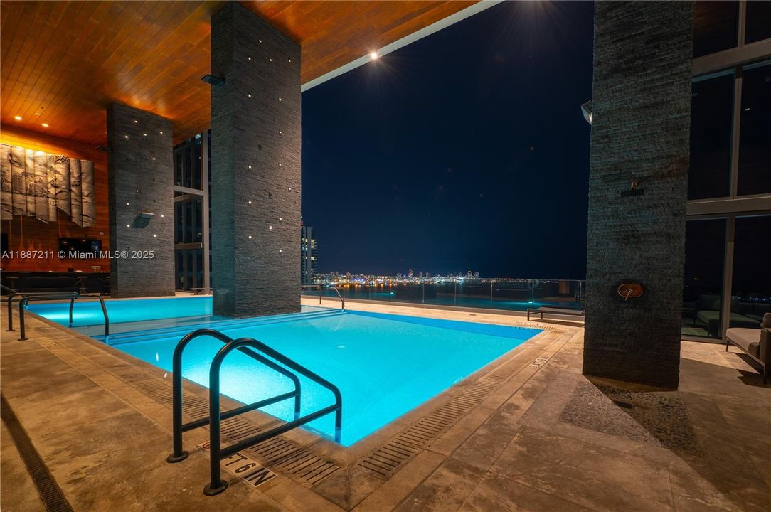 Activo con contrato: $4,450,000 (4 camas, 3 baños, 3012 Pies cuadrados)
