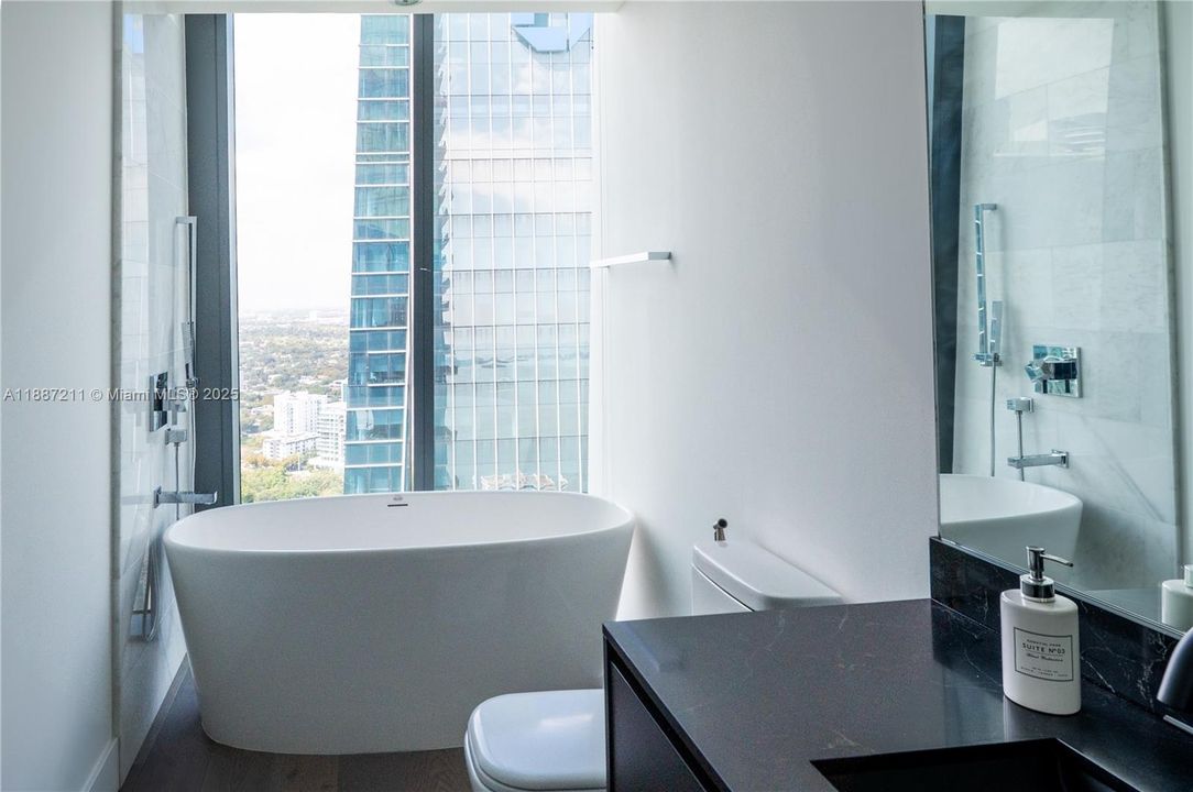 Activo con contrato: $4,450,000 (4 camas, 3 baños, 3012 Pies cuadrados)