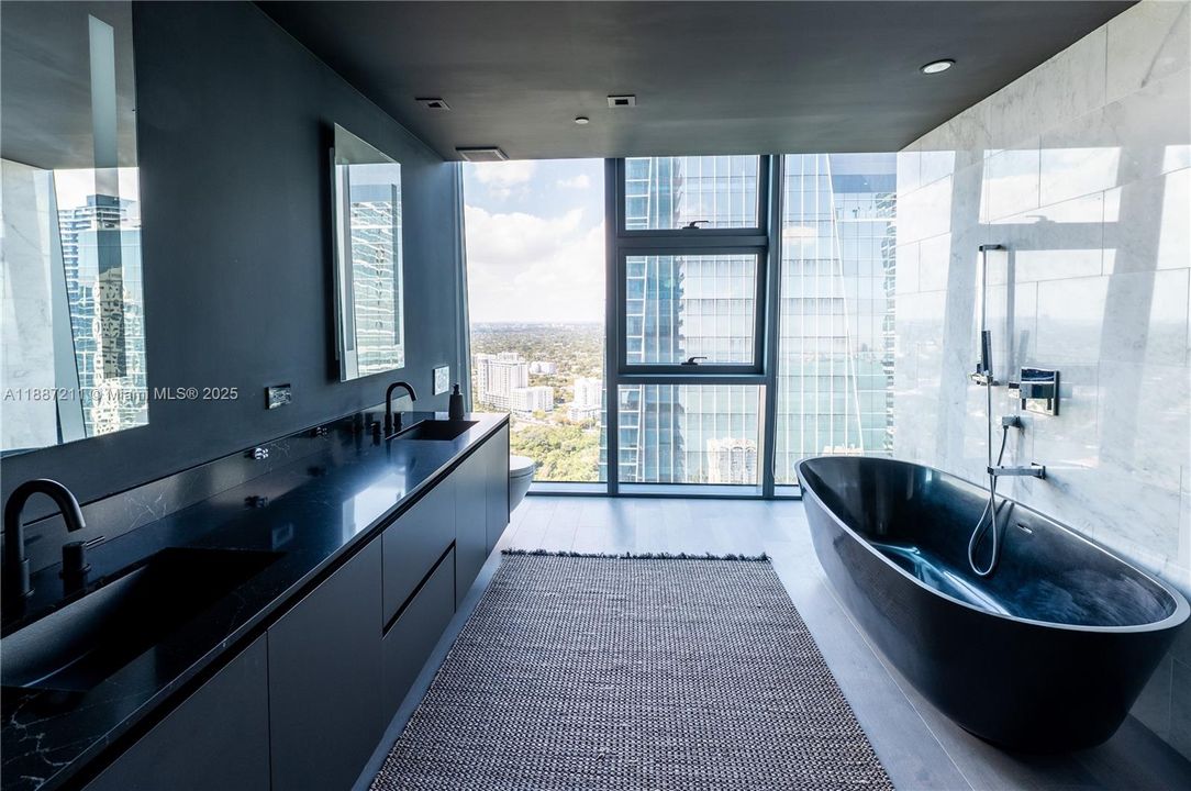 Activo con contrato: $4,450,000 (4 camas, 3 baños, 3012 Pies cuadrados)
