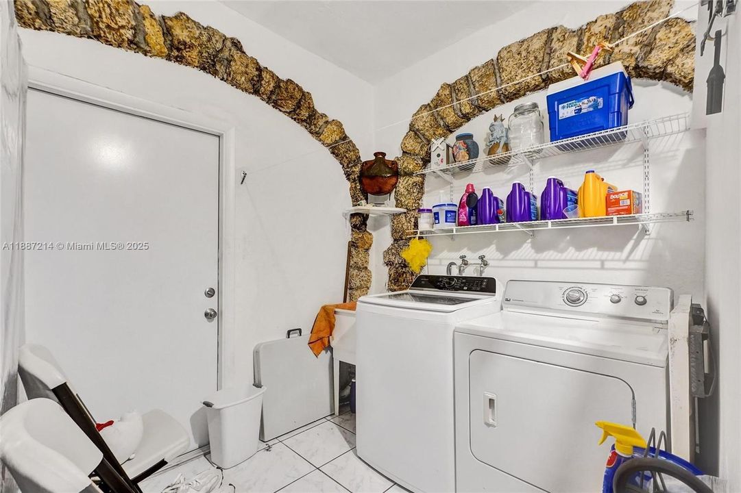 En Venta: $2,250,000 (6 camas, 3 baños, 3032 Pies cuadrados)