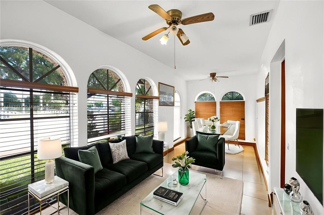 En Venta: $2,250,000 (6 camas, 3 baños, 3032 Pies cuadrados)