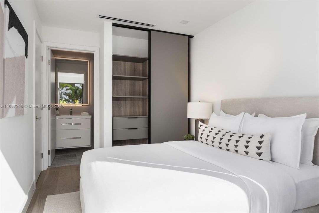 For Sale: $1,499,000 (3 beds, 3 baths, 1550 Square Feet)