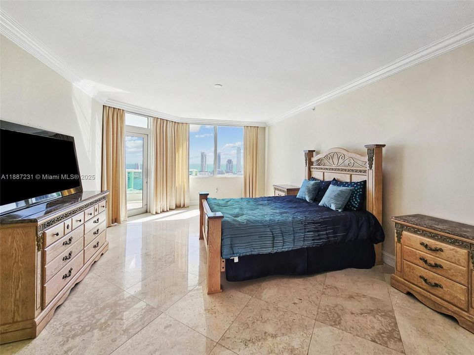 For Sale: $3,400,000 (5 beds, 6 baths, 5954 Square Feet)