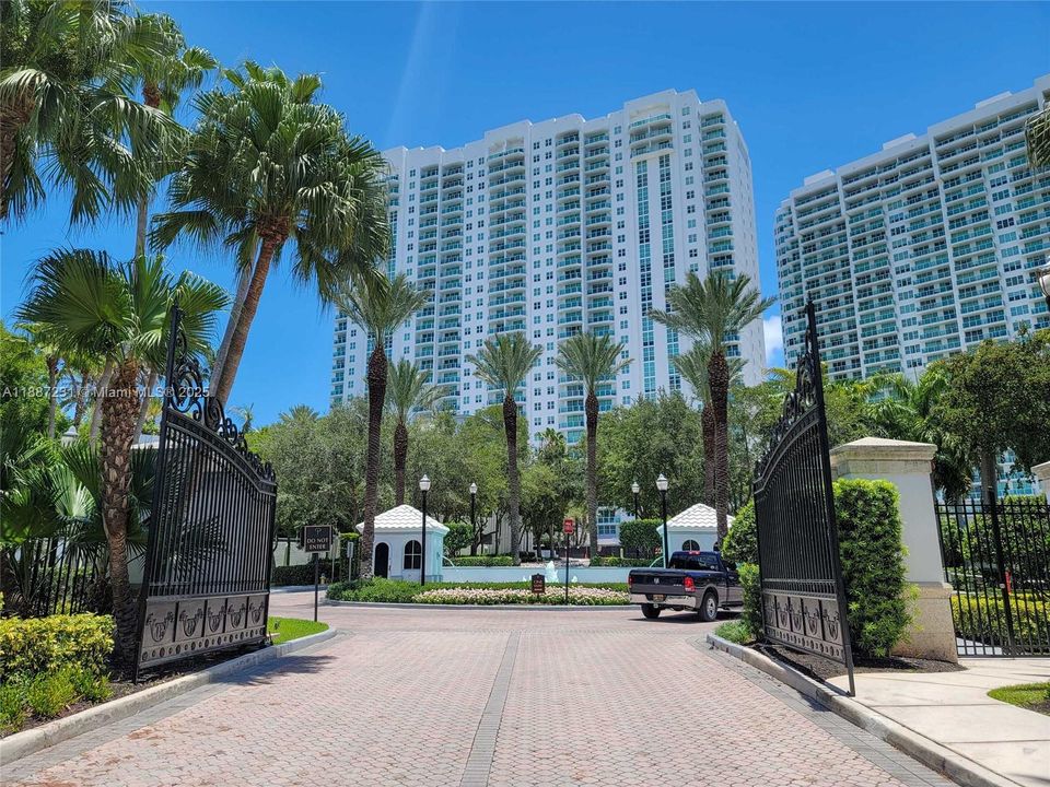 For Sale: $3,400,000 (5 beds, 6 baths, 5954 Square Feet)