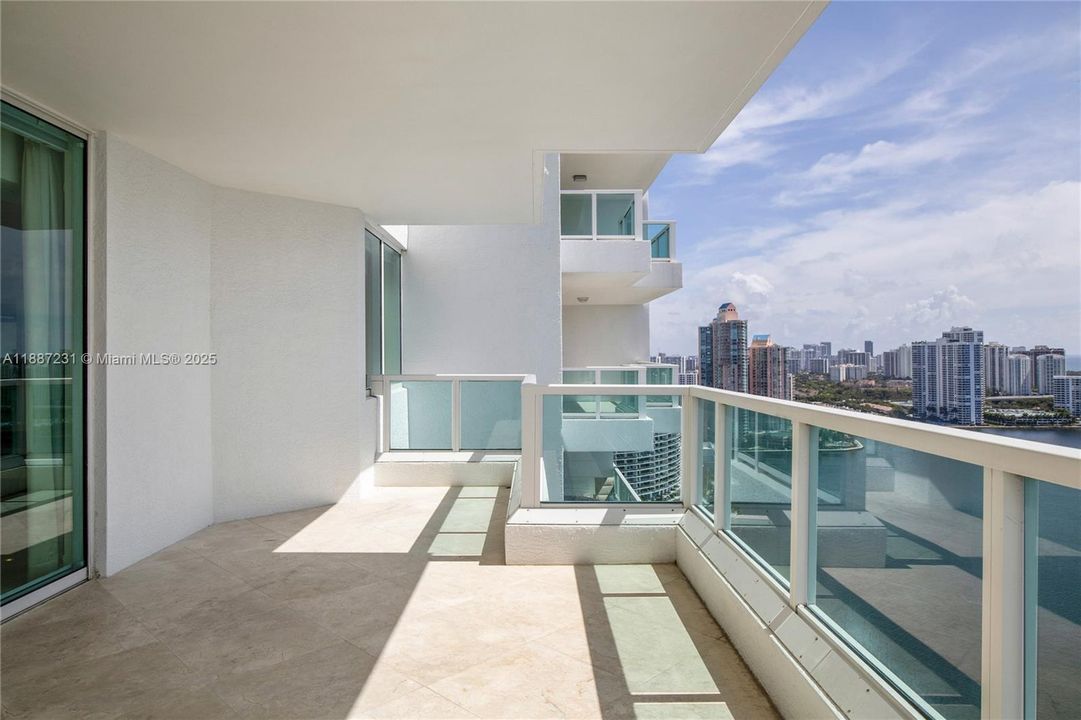 For Sale: $3,400,000 (5 beds, 6 baths, 5954 Square Feet)