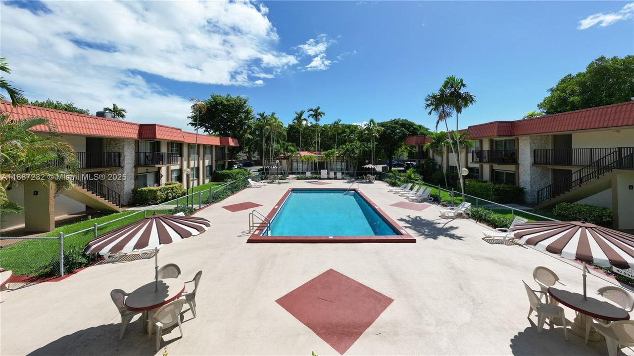 Active With Contract: $250,000 (2 beds, 2 baths, 885 Square Feet)